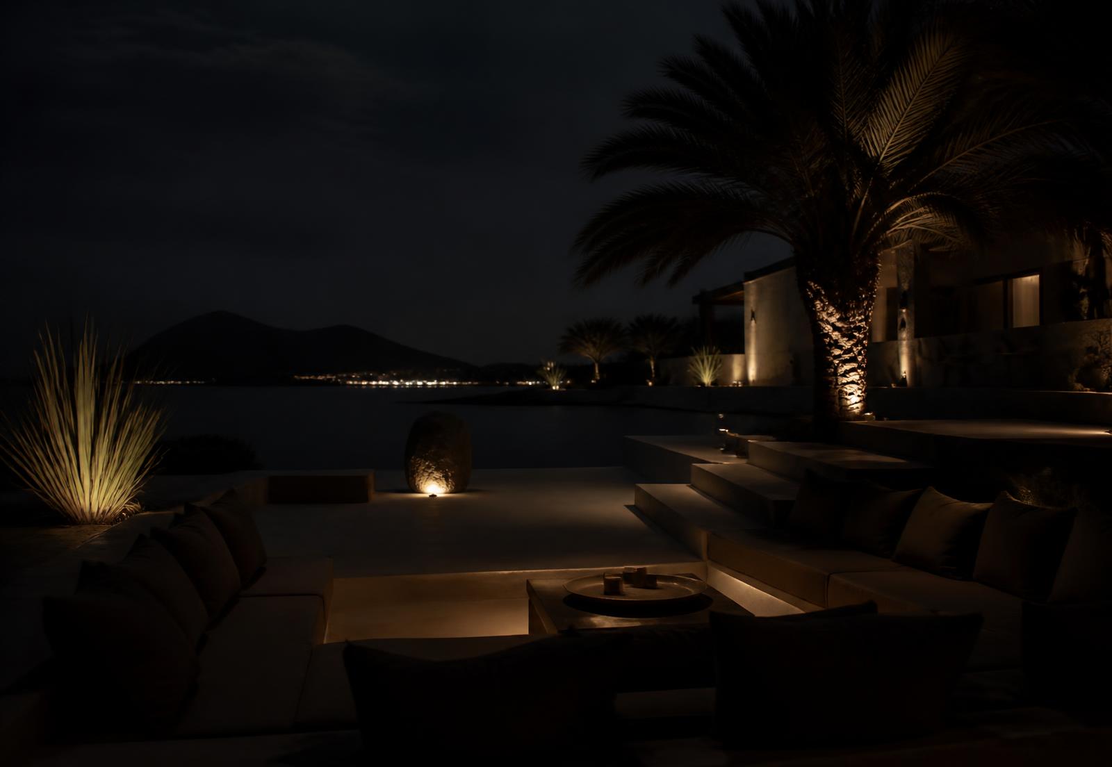 Terraza de villa privada en Ibiza al anochecer